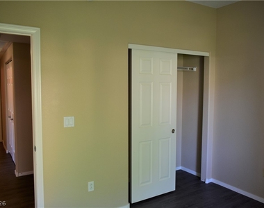 2291 W Horizon Ridge Parkway - Photo Thumbnail 7