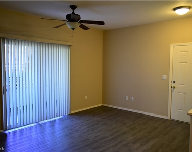 2291 W Horizon Ridge Parkway - Photo Thumbnail 1