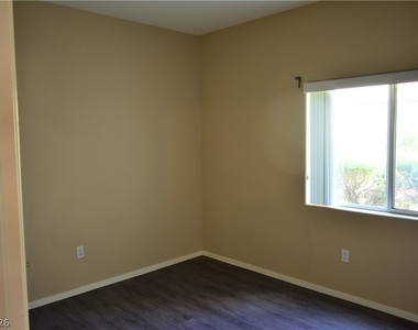 2291 W Horizon Ridge Parkway - Photo Thumbnail 3