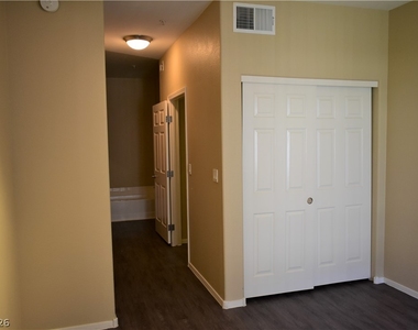 2291 W Horizon Ridge Parkway - Photo Thumbnail 8
