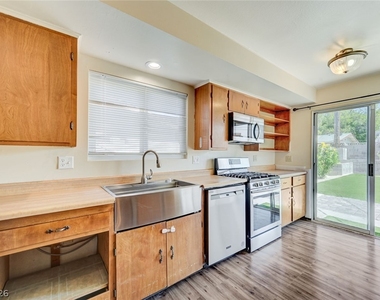 3917 W Oakey Boulevard - Photo Thumbnail 8