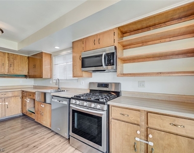 3917 W Oakey Boulevard - Photo Thumbnail 9