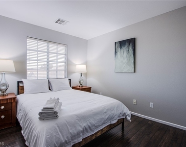 6429 Corrie Canyon Street - Photo Thumbnail 14