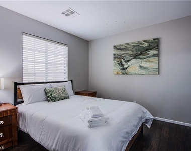 6429 Corrie Canyon Street - Photo Thumbnail 12