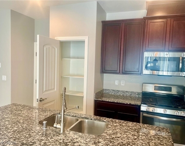 8365 S Pioneer Way - Photo Thumbnail 11