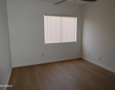 11547 W Schleifer Drive - Photo Thumbnail 9