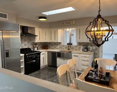 1273 E Maryland Avenue - Photo Thumbnail 10