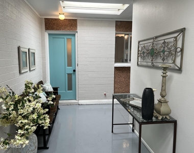 1273 E Maryland Avenue - Photo Thumbnail 5