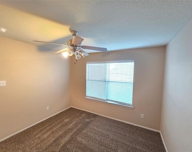 8138 Mossberg Drive - Photo Thumbnail 13