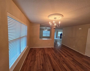8138 Mossberg Drive - Photo Thumbnail 4