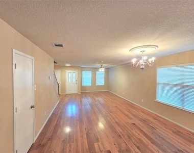 8138 Mossberg Drive - Photo Thumbnail 5