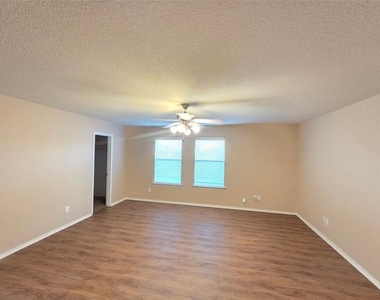 8138 Mossberg Drive - Photo Thumbnail 17