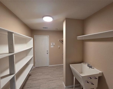 8138 Mossberg Drive - Photo Thumbnail 16