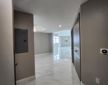 17301 Biscayne Boulevard - Photo Thumbnail 10