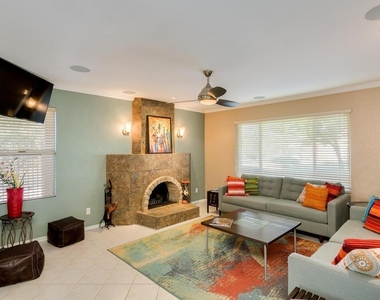 924 N 86th Way - Photo Thumbnail 4