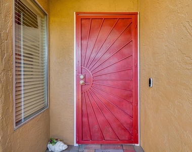 924 N 86th Way - Photo Thumbnail 3