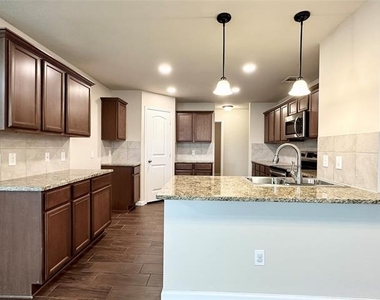 905 Quartz Trail - Photo Thumbnail 7