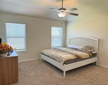 9125 Acre Meadows Lane - Photo Thumbnail 5