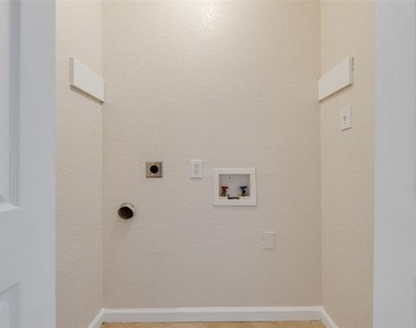 5109 Cedar Springs - Photo Thumbnail 11