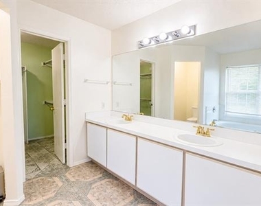 1407 Autumncrest Drive - Photo Thumbnail 11