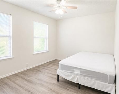 1407 Autumncrest Drive - Photo Thumbnail 13