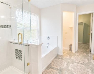 1407 Autumncrest Drive - Photo Thumbnail 10