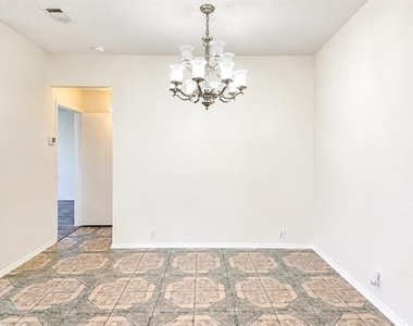 1407 Autumncrest Drive - Photo Thumbnail 4