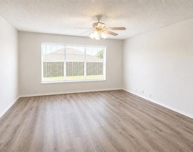 1407 Autumncrest Drive - Photo Thumbnail 9