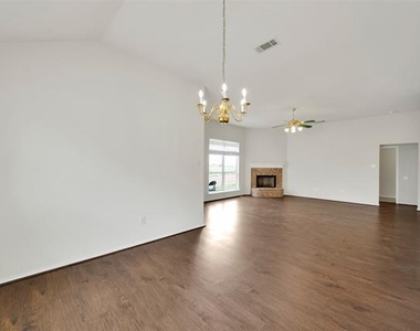 4221 Fiste - Photo Thumbnail 6