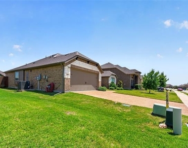 2819 Diamondback Drive - Photo Thumbnail 2