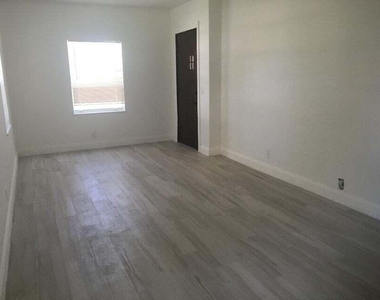 407 S Lakeside Drive - Photo Thumbnail 2