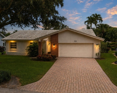 5557 N Cameo Drive N - Photo Thumbnail 4