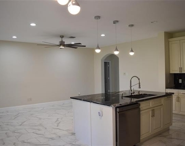 411 Paddock Lane - Photo Thumbnail 6