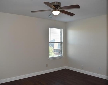 411 Paddock Lane - Photo Thumbnail 13