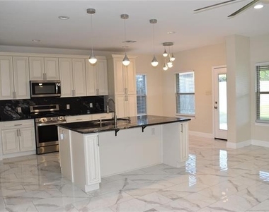 411 Paddock Lane - Photo Thumbnail 5