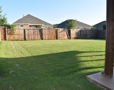411 Paddock Lane - Photo Thumbnail 16