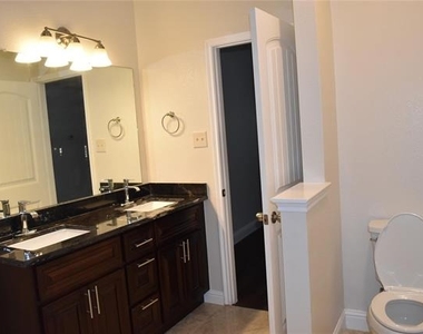411 Paddock Lane - Photo Thumbnail 7
