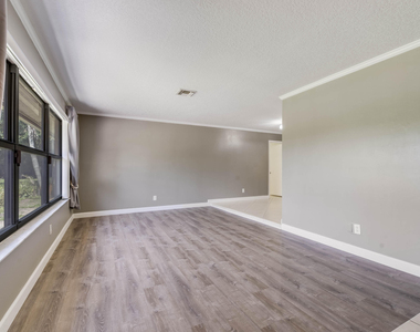 7107 181st Street N - Photo Thumbnail 5