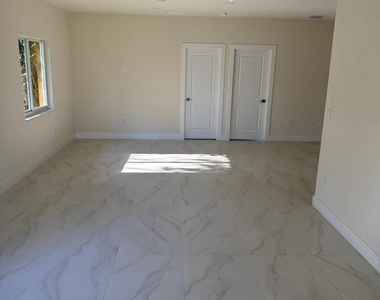 2999 Nw 9th Street - Photo Thumbnail 2