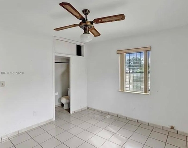 831 Nw 21st Court - Photo Thumbnail 5