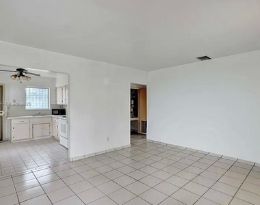 831 Nw 21st Court - Photo Thumbnail 10