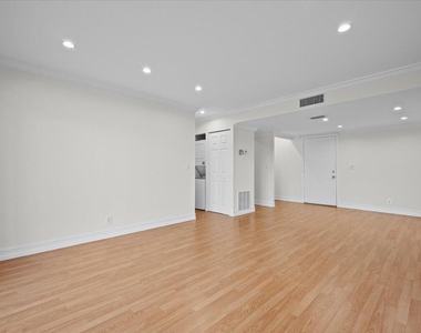 190 Lake Evelyn Drive - Photo Thumbnail 2