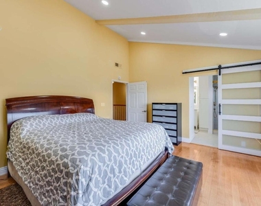 208 Crestview Drive - Photo Thumbnail 24