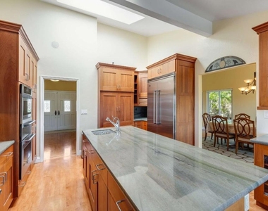 208 Crestview Drive - Photo Thumbnail 13