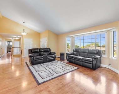 208 Crestview Drive - Photo Thumbnail 7