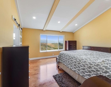208 Crestview Drive - Photo Thumbnail 23