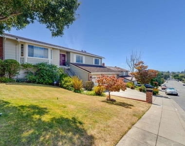 208 Crestview Drive - Photo Thumbnail 3