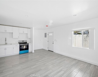 2926 Fairmount Avenue - Photo Thumbnail 2