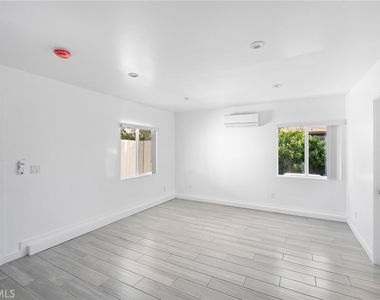 2926 Fairmount Avenue - Photo Thumbnail 3