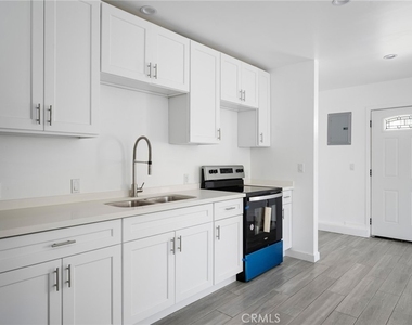 2926 Fairmount Avenue - Photo Thumbnail 6